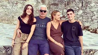 Περήφανοι γονείς ο Αντώνης Νικοπολίδης και η Βάσω Στασινού | Φωτογραφίες από την αποφοίτηση των παιδιών τους