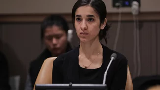 Η ακτιβίστρια Νadia Murad μιλάει στην Αngelina Jolie για τη σεξουαλική βία των προσφύγων πολέμου.