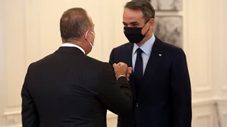 Ολοκληρώθηκε η συνάντηση του πρωθυπουργού Κυριάκου Μητσοτάκη με τον Μεβλούτ Τσαβούσογλου
