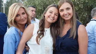 Δάφνη Μητσοτάκη: Η όμορφη κόρη του Κυριάκου και της Μαρέβα σε βραδινή έξοδο με την παρέα της