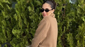 Αλεξάνδρα Νίκα | Βόλτα με τον γιο της στην παραλία - To casual outfit με την πιο stylish ζακέτα