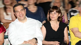 Η Μπέττυ Μπαζιάνα με μαύρη ολόσωμη φόρμα και πέδιλα | Η σπάνια βραδινή έξοδος με τον Αλέξη Τσίπρα