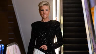 Η Φαίη Σκορδά με το διάσημο φόρεμα που φορούν οι Σκανδιναβές fashionistas τις γιορτές