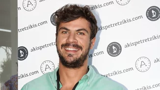 Άκης Πετρετζίκης | Το τρυφερό βίντεο με τον γιο του να ανεβαίνει τις σκάλες