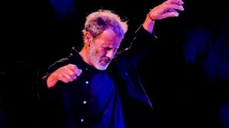 Σταύρος Ξαρχάκος | Αγκαλιά με τα δίδυμα παιδιά του στη σκηνή του Ηρώδειου