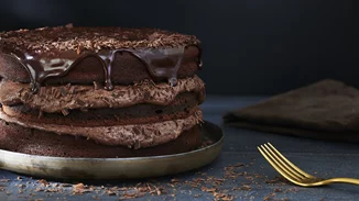 Το ζουμερό cake πραλίνας του ονείρου που πρέπει να δοκιμάσεις | Μόνο με 2 υλικά