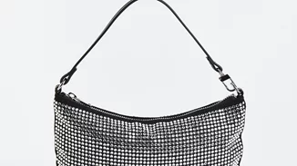 H τσάντα με στρας που θα γίνει must-have στις βραδινές σου εξόδους