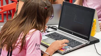 Τα κορίτσια δημιουργούν τον ψηφιακό κόσμο του αύριο