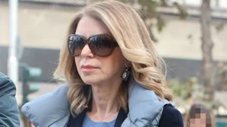 Η Έλλη Στάη με casual look στο κέντρο της Αθήνας | Με τζιν και σακάκι