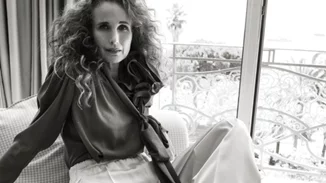 Andie Macdowell | "Ξυπνούσα μέσα στη νύχτα για να δω αν η μαμά μου είχε θυμηθεί να σβήσει τα τσιγάρα της"