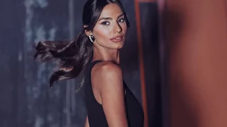 H Ηλιάνα Παπαγεωργίου φτιάχνει τα νύχια της στο σαλόνι του σπιτιού της βλέποντας "Shopping Star"