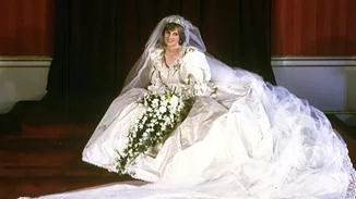 Diana | Tο γούρι που ζήτησε να κεντηθεί στο νυφικό της και κανείς δεν το είχε προσέξει μέχρι σήμερα