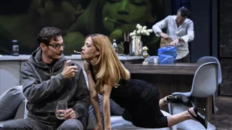 "Demons" | Παράταση παραστάσεων για το σκοτεινό έργο με τους Ιωάννη Παπαζήση, Ιωάννα Παππά, Γιάννη Κουκουράκη, Μαρίζα Τσάρη