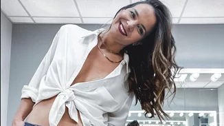 Ελιάνα Χρυσικοπούλου | Η φωτογραφία με ακάλυπτη την (super flat) κοιλιά της και λευκό πουκάμισο