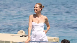 Κράτησε σημειώσεις | Η Βίκυ Καγιά φόρεσε το χρώμα που αναδεικνύει το μαύρισμα