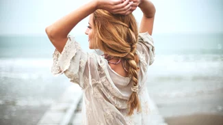 Το girly χτένισμα που δεν θα σταματάς να κάνεις αυτό το τριήμερο