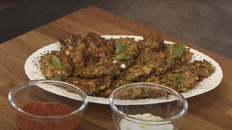 Εύκολοι και αφράτοι παραδοσιακοί κολοκυθοκεφτέδες από την Αργυρώ Μπαρμπαρίγου