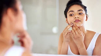 Textured skin | 4 σωτήρια tips για να βελτιώσεις την όψη των πόρων, λεπτών γραμμών και άλλων σημαδιών στο πρόσωπο