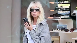 Με μαύρο μπικίνι η Άννα Βίσση στην πισίνα του σπιτιού της | Οι ιδιωτικές βουτιές της