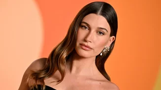 Κατά 1 δισεκατομμύριο δολάρια πλουσιότερη έγινε η Hailey Bieber μετά την εξαγορά της Rhode από την e.l.f. Beauty