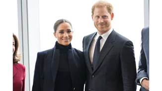 Ποιο πρωτόκολλο; H χολιγουντιανή εμφάνιση της Meghan Markle στο κόκκινο χαλί: Το φόρεμα που δε θα φορούσε ποτέ στην Αγγλία