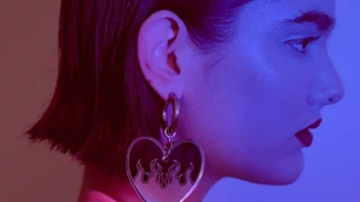 Radel | Η Ράνια Ντέλια έκανε τις Ελλήνιδες pop stars να αγαπήσουν το plexiglass