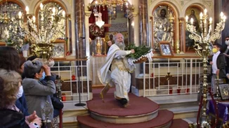 Χίος: Εγινε η ξεχωριστή πρώτη Ανάσταση με τον "ιπτάμενο" ιερέα [βίντεο]