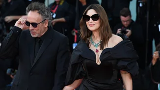 Monica Belluci | Το "σουρεάλ" φόρεμά της έγινε θέμα συζήτησης στη Βενετία