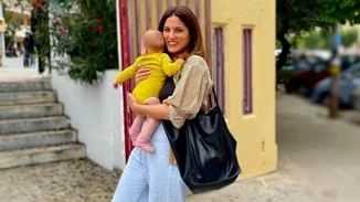 Η Μαίρη Συνατσάκη και η κόρη της, Ολίβια ποζάρουν αγκαλιά στην παραλία στο πιο cute στιγμιότυπο