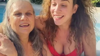 Κατερίνα Στικούδη | Τραγουδά με τη μητέρα της στην πισίνα, μετά την επιβεβαίωση της εγκυμοσύνης