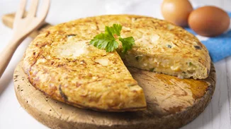 Τι να μαγειρέψω σήμερα; Πανεύκολη τραγανή τυρόπιτα χωρίς φύλλο από την Αργυρώ Μπαρμπαρίγου