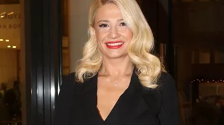 Φαίη Σκορδά | Με στράπλες φόρεμα σε δείπνο