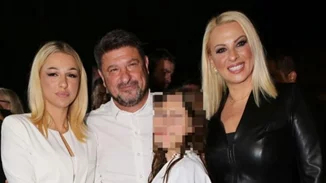 Νίκος Χαρδαλιάς | Περιστοιχισμένος από τις γυναίκες της ζωής του μετά την εκλογική νίκη του