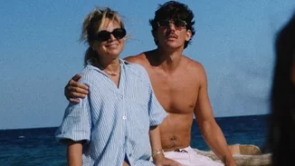 Νάνσυ Ζαμπέτογλου | Με ριγέ πουκάμισο στην παραλία – Η φωτογραφία με τον Παύλο Γαλακτερό