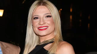 Με μαύρα μαλλιά η Φαίη Σκορδά (pic)