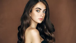 Chocolate Cake | Η αγαπημένη απόχρωση μαλλιών για μελαχρινές τη φετινή άνοιξη