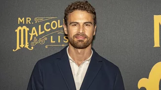 Theo James | Ο ελληνικής καταγωγής ηθοποιός που πρωταγωνιστεί στο Gentlemen του Netflix