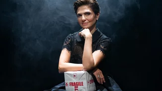 Η Ταμίλλα Κουλίεβα σκηνοθετεί τη μαύρη κωμωδία "Ο Σεργκέι είναι και πολύ βλάκας" στο ΙΜΚ