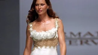 Carré Otis | Το θρυλικό supermodel συνεχίζει να ποζάρει στο φακό στα 56 της χρόνια