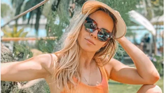 Χωρίς φίλτρα | Η Μαρία Λουίζα Βούρου ποζάρει με μαγιό και εντυπωσιάζει