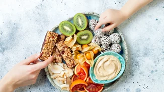 Τα 4 υγιεινά σνακ που χρειάζεσαι στο γραφείο