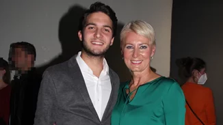 Η Νατάσα Παζαΐτη έγινε ηθοποιός και ο περήφανος γιος της, Αλέξανδρος Καραμανλής παρακολούθησε την παράστασή της