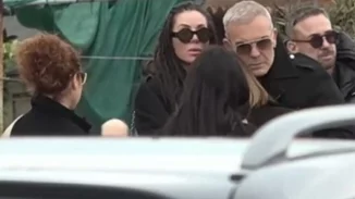 Συντετριμμένος ο Στέλιος Ρόκκος στην κηδεία του αδερφού του