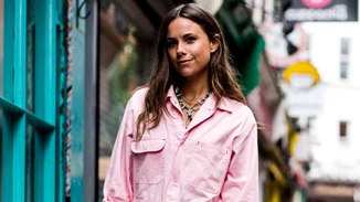 10 Zara μπλούζες και πουκάμισα που ταιριάζουν τέλεια με τζιν παντελόνι