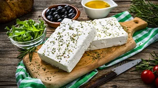 Ο σκληρός ανταγωνισμός της φέτας με το λευκό τυρί - Πού πέφτει η τιμή και πού παραμένει στα ύψη