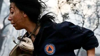 Κατερίνα Ιωαννίδου | Η πυροσβέστης που συγκλόνισε ξανά στη μάχη με τις φλόγες - Ο εθελοντισμός, η κατάρρευση και η κακοποίηση