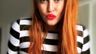 Σίσσυ Χρηστίδου | Ποζάρει με ριγέ μπλούζα και απαντά στον Τάσο Ξιαρχό