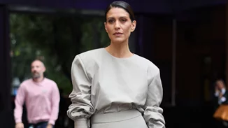 Στο γραφείο, τη βόλτα, τη βραδινή έξοδο | Οι κομψές midi φούστες από τη Marks & Spencer για προσεγμένο στιλ