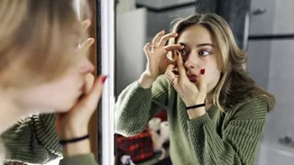 Ο σοβαρός λόγος που δεν πρέπει να φοράς φακούς επαφής στο μπάνιο