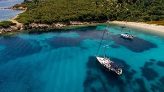 Το απομονωμένο ελληνικό νησί που λατρεύουν οι ισχυρότεροι άνθρωποι του κόσμου